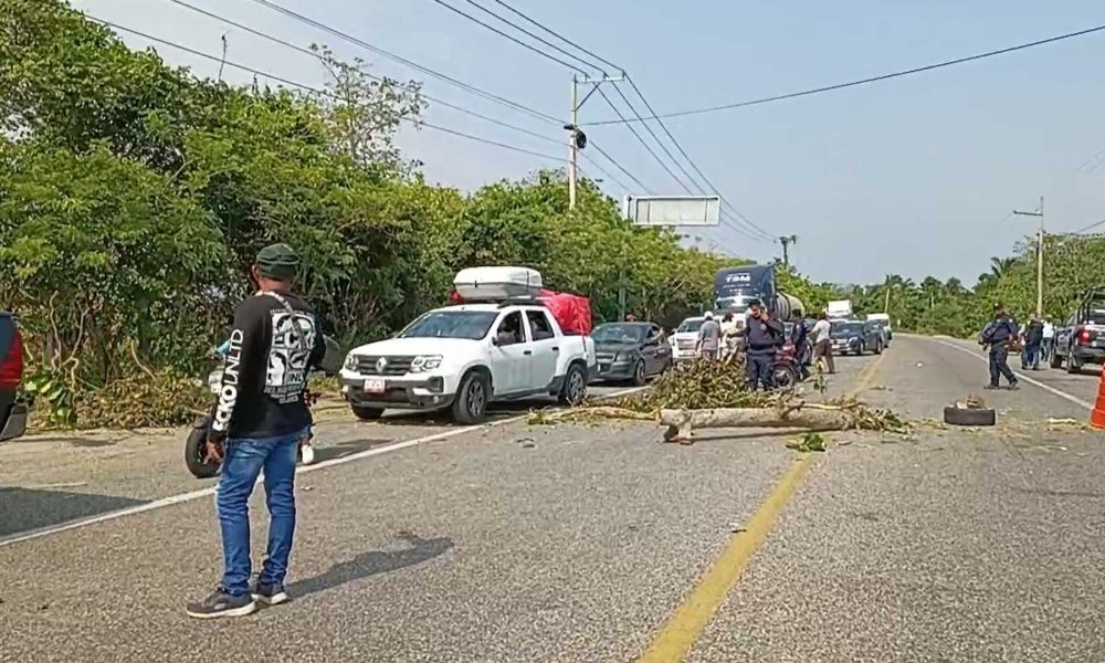 En segundo día de bloqueo, reabren por momentos carretera Frontera-Carmen