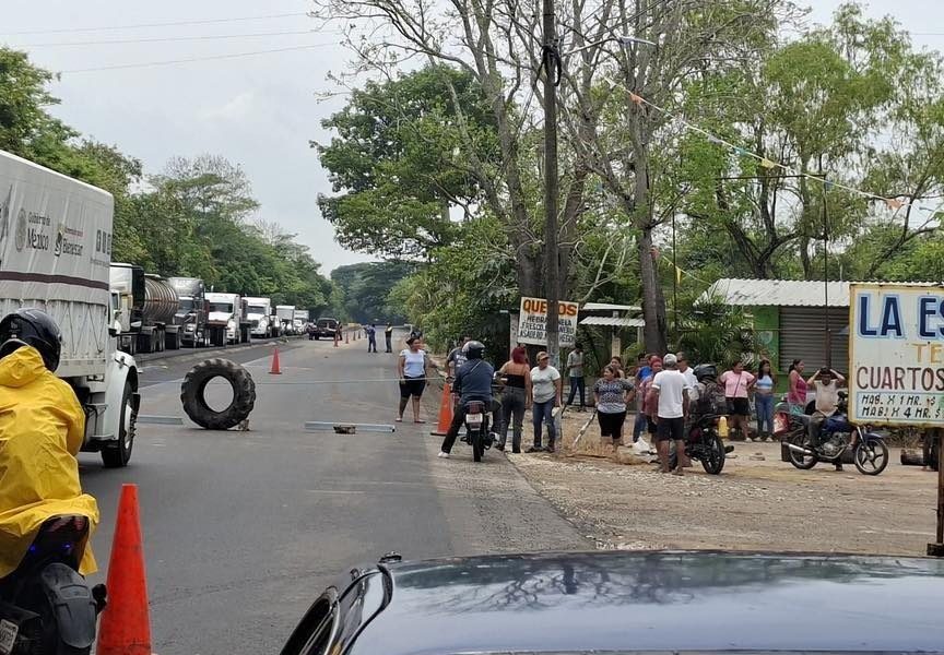 desquicia bloqueo en Cunduacán
