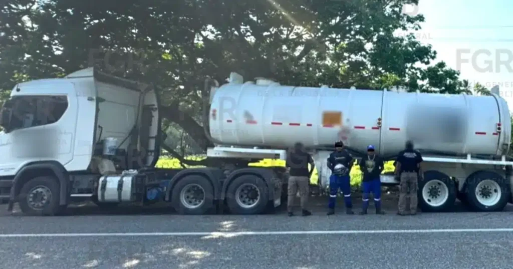 Detiene FGR a una persona y aseguran tractocamión con hidrocarburo en Centla