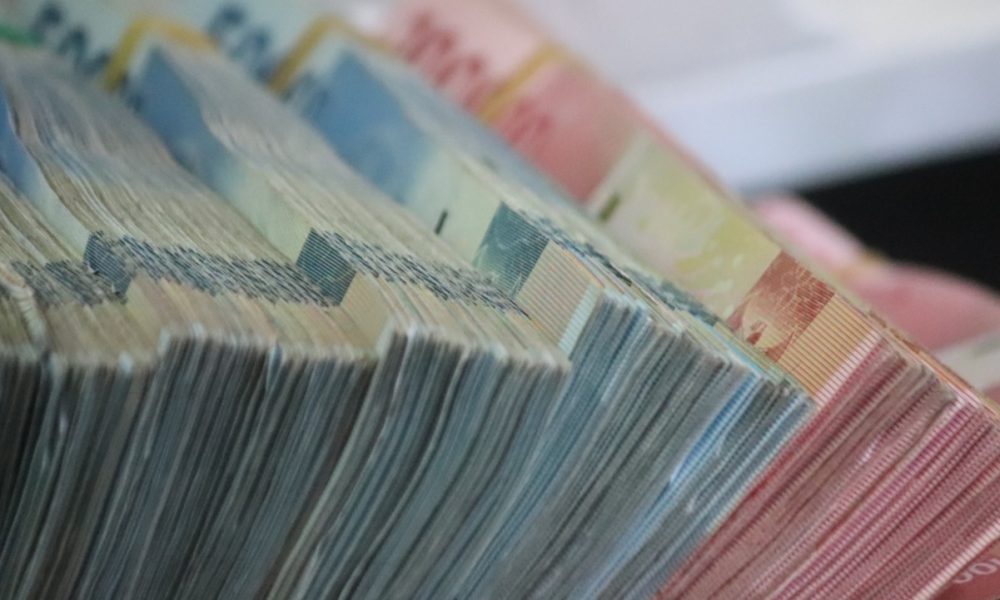 Peso mexicano gana terreno frente al dólar y cierra mayo en 17.34 unidades