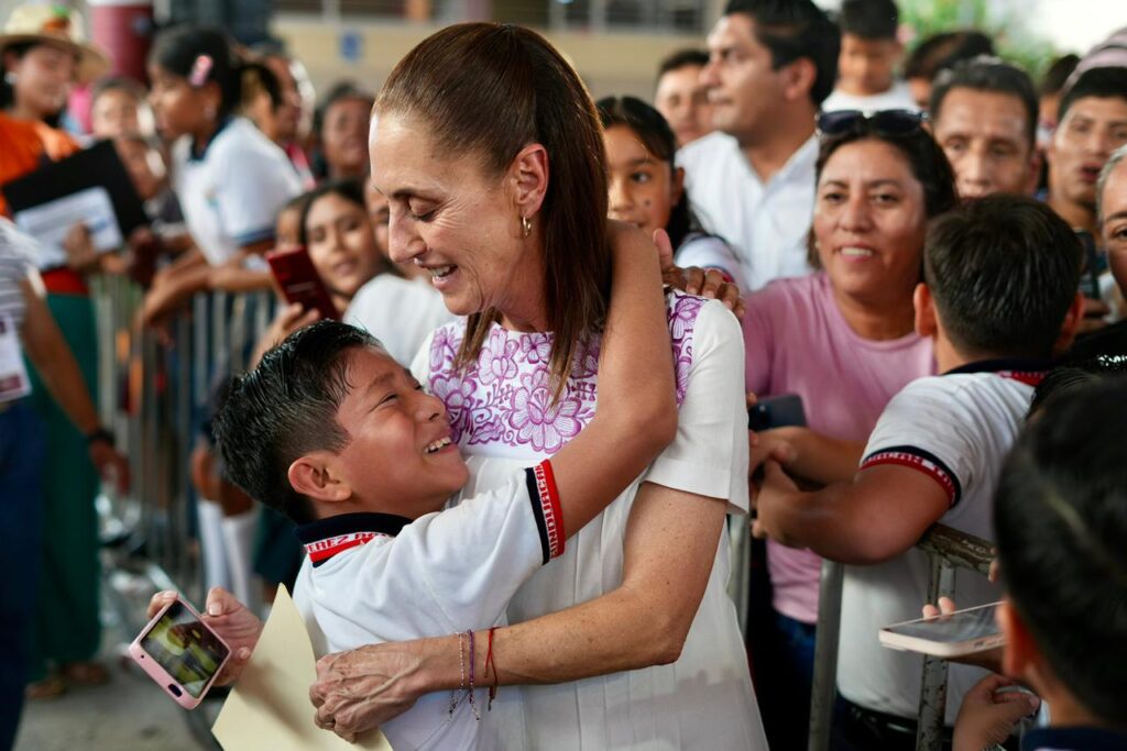 Sheinbaum entrega becas Rita Cetina en Cunduacán