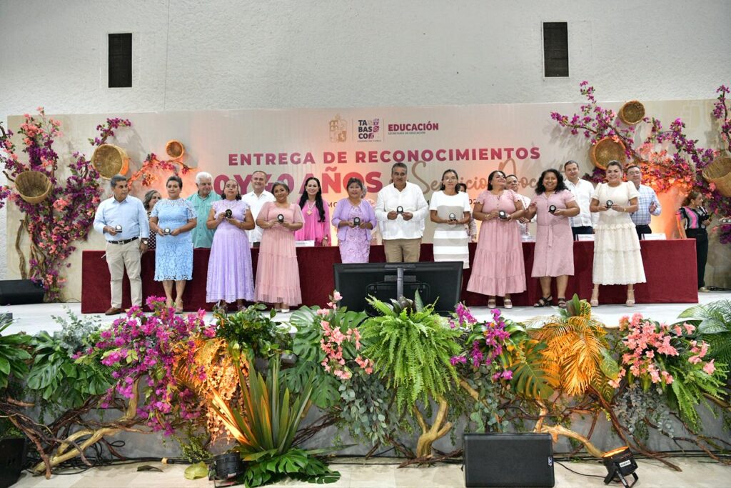 Javier May Rodríguez reconoce trayectoria de maestras y maestros tabasqueños