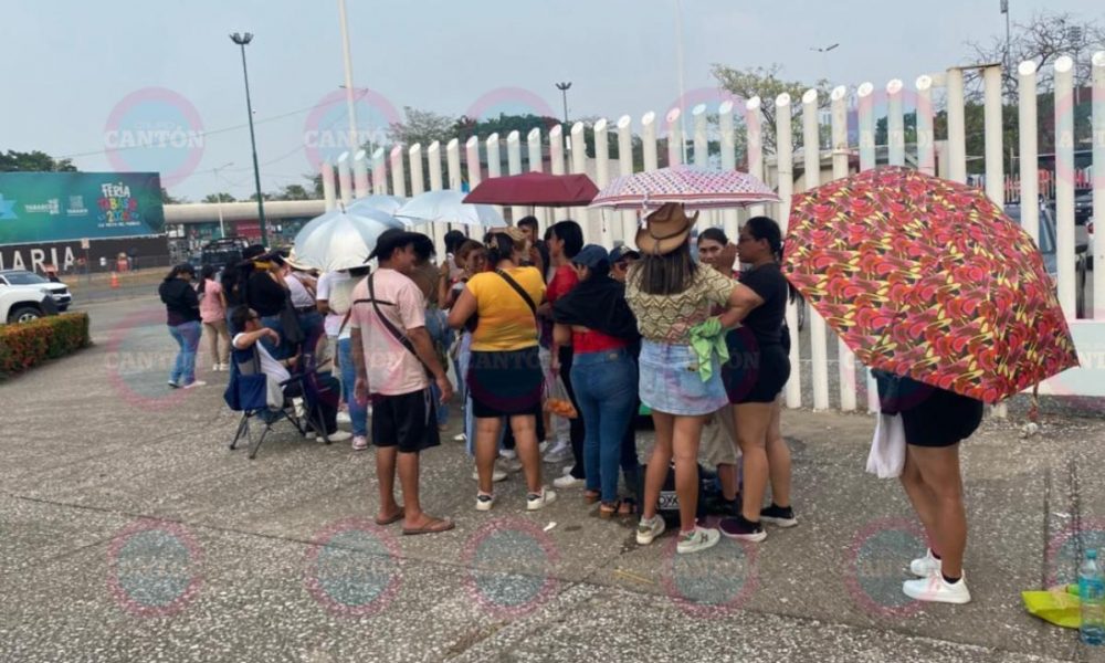 Así se vive la espera bajo el sol: kilométrica fila para ver a Julión Álvarez