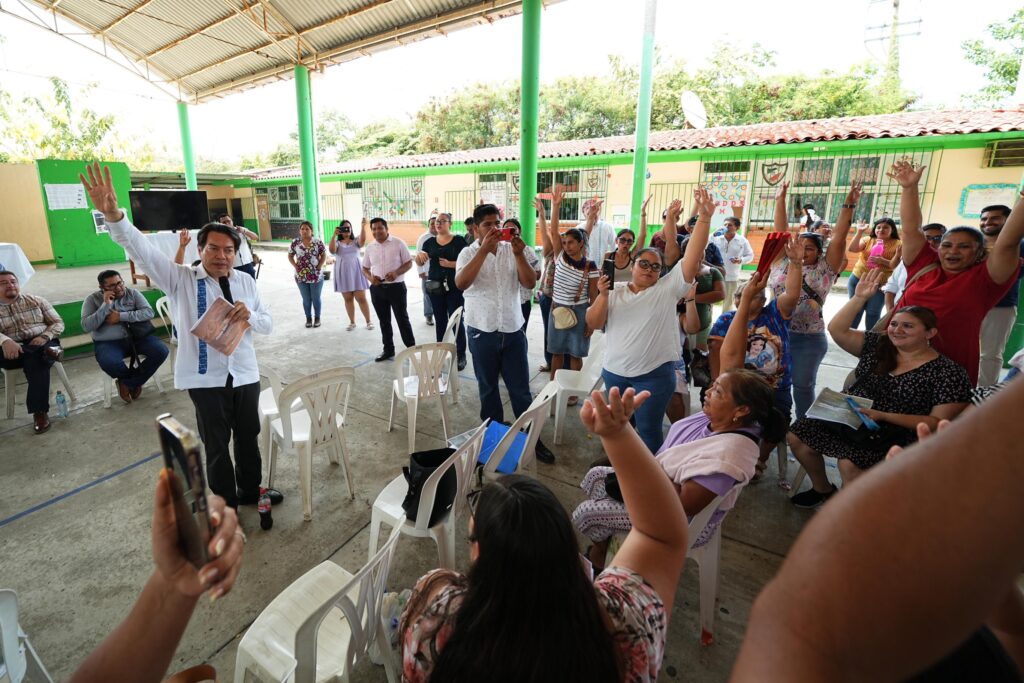 Mario Delgado acuerda reubicación de dos escuelas en Paraíso