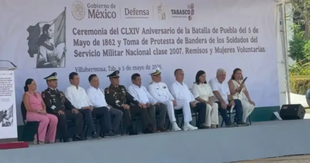 Jóvenes del SMN protestan bandera
