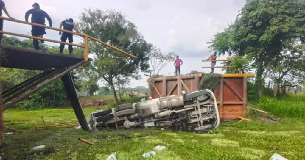 Se desploma puente tubular en Jalapa