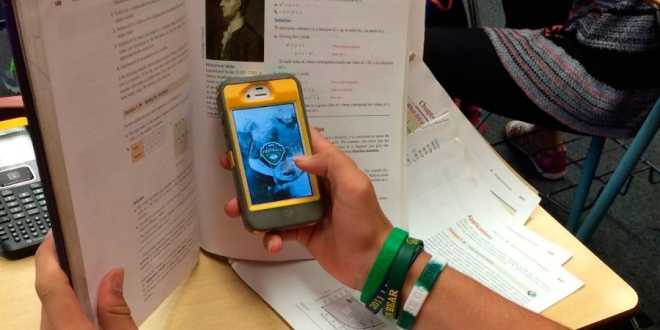 Buscan restringir uso de celulares en aulas
