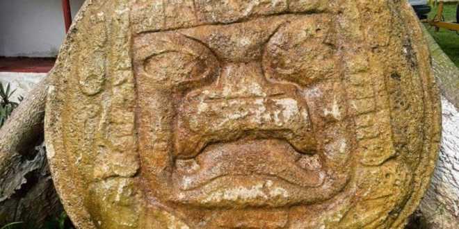 Dos enormes piedras talladas de origen olmeca fueron recuperadas en Tenosique