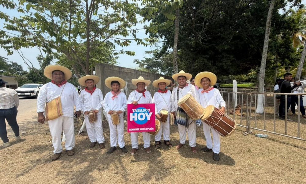 Con música y tradición: Tamborileros reciben a Sheinbaum en Comalcalco