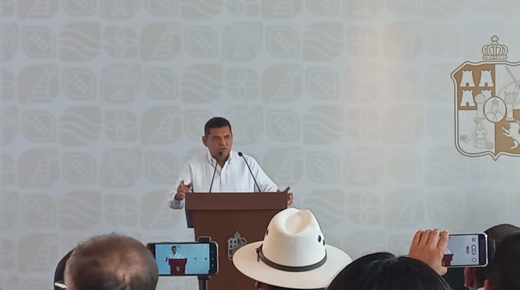 Dos secretarias y un secretario renuncian para competir en 2027: Javier May Rodríguez