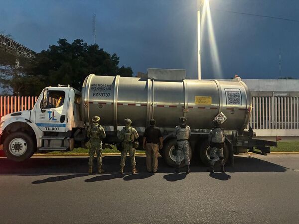 Asegura FGR 20 mil litros de hidrocarburo en carretera de Centla