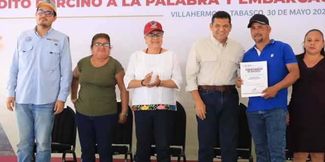 Impulso al sector primario en Tabasco para consolidar la soberanía alimentaria; Javier May entrega constancias de Crédito Porcino a la Palabra y cayucos a pescadores