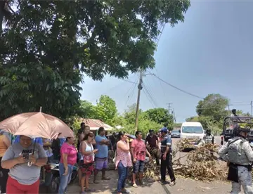 Molestos por apagones, bloquean la Centla – Paraíso