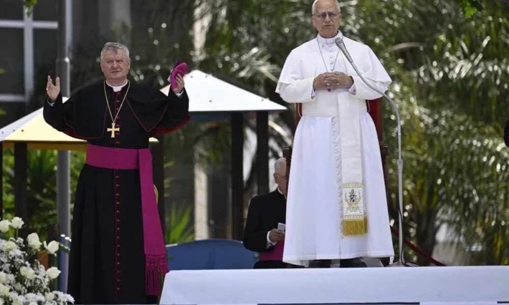 Papa León XIV visita zona contaminada por mafia y critica sistema económico