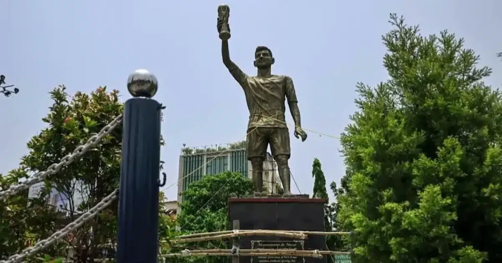 Autoridades en la India ordenan el retiro de la estatua más alta de Lionel Messi por riesgo de colapso