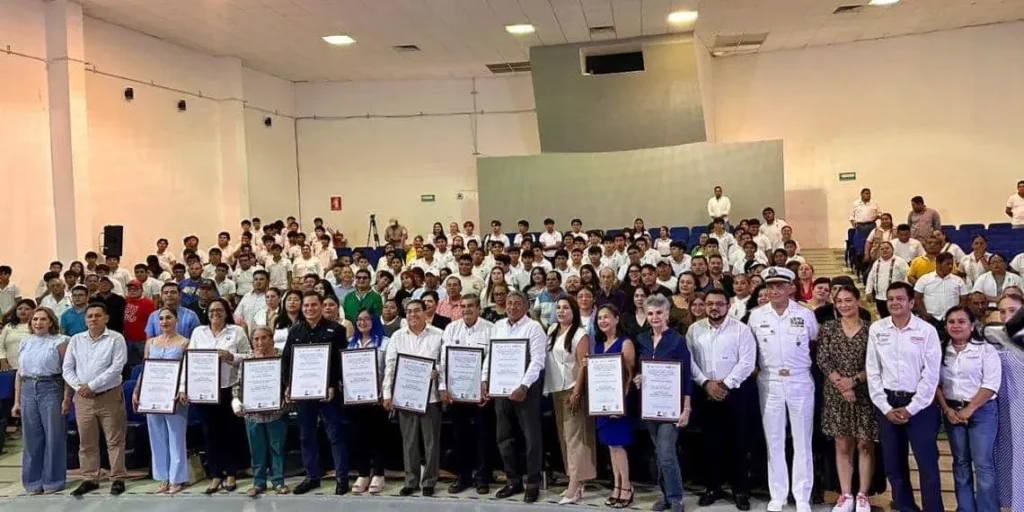 Salud entrega reconocimiento por Espacio Libre de Humo