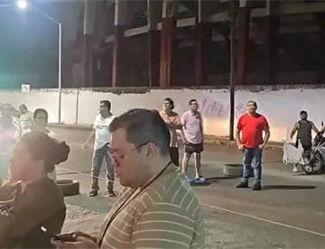 Ciudadanos recurren a bloqueo de calles por fallas en red de CFE