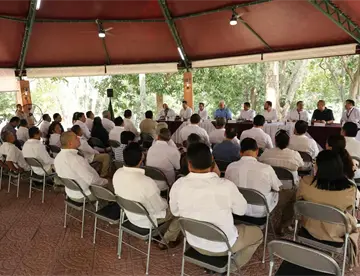 Se reúne May con dirigentes sindicales; les promete seguridad laboral