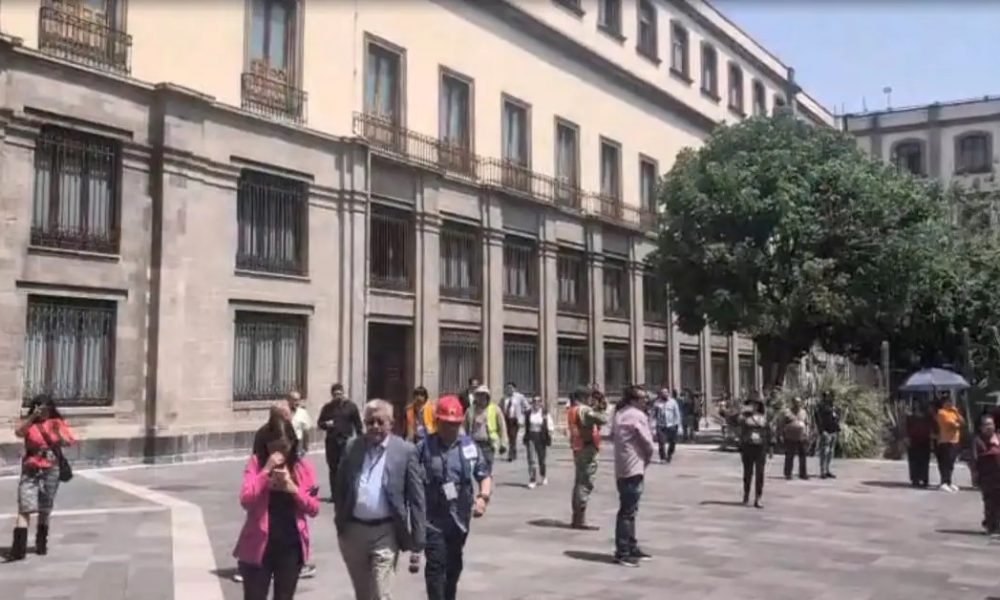 Personal de Presidencia y Ejército evacúa Palacio Nacional en simulacro sísmico
