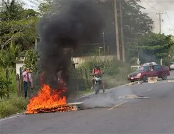 Habitantes de Tecolutilla se manifiestan por olor a hidrocarburo