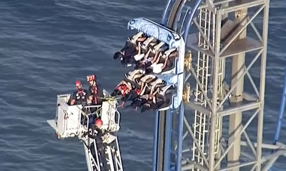 Estudiantes quedan atrapados en montaña rusa de parque en Texas