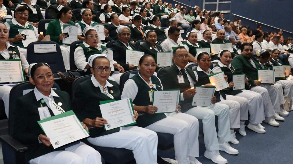 IMSS Tabasco reconoce labor de 39 enfermeras y enfermeros por trayectoria destacada