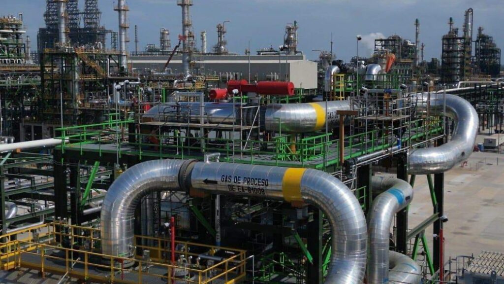 Aumenta refinación de crudo en México y disminuye importación de combustibles: Pemex