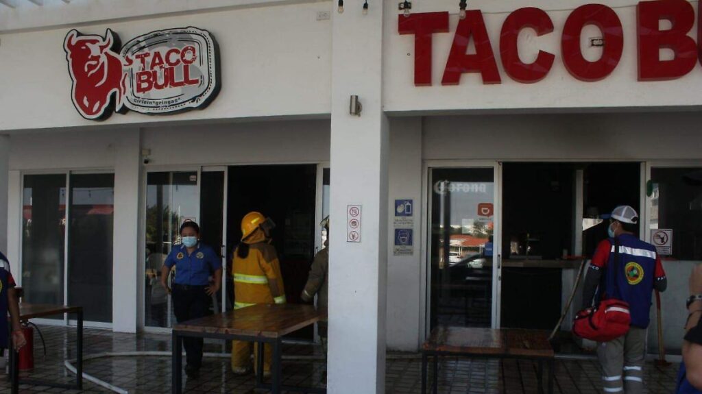 Se incendia local de Plaza Strada en Villahermosa