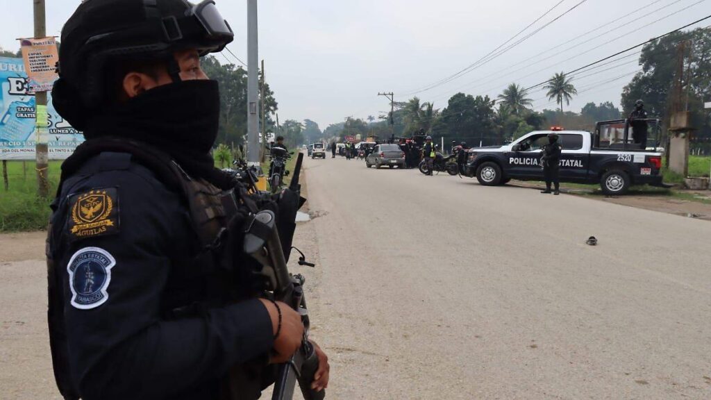 Hallan restos humanos en bolsas junto a cartulinas en Jalpa de Méndez