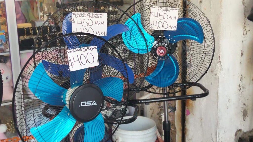 Familias compran ventiladores para enfrentar calor de hasta 45 grados en Tabasco