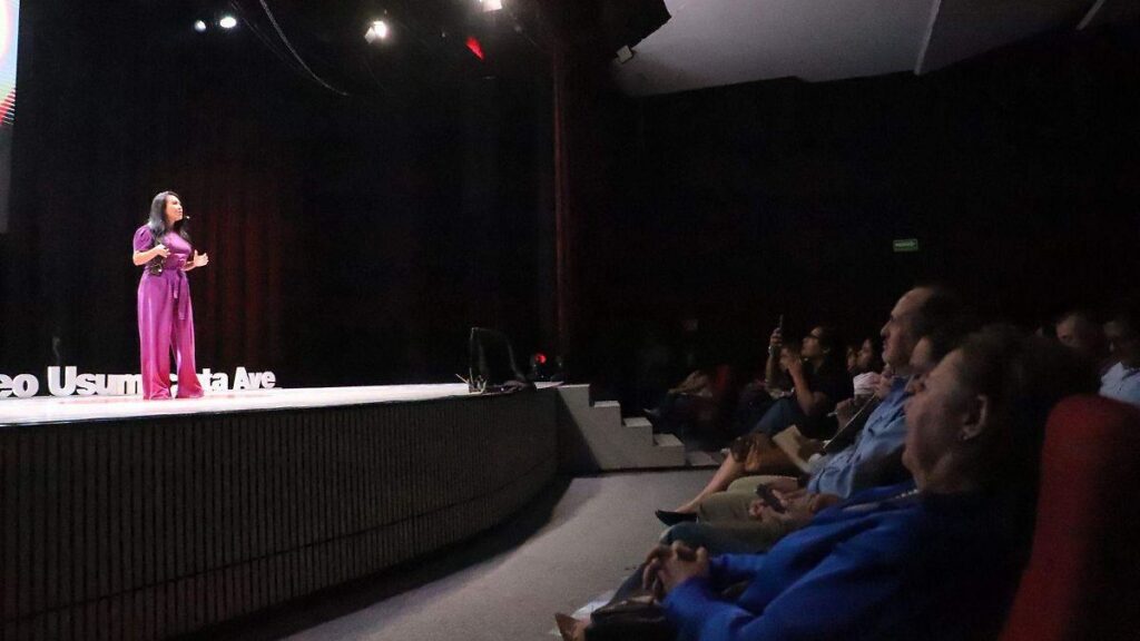 Galilea Farrera destaca poder de la comunicación en TEDx