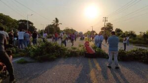 Cierre en carretera Frontera-Ciudad del Carmen por protesta contra Pemex en Nuevo Centla