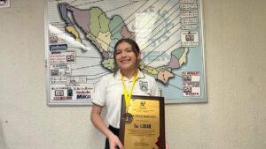 Estudiante tabasqueña triunfa en concurso de deletreo en inglés
