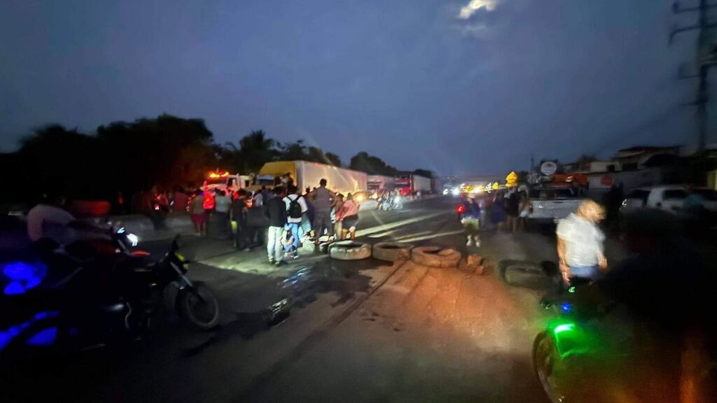 Bloquean carretera Villahermosa-Chetumal por falla eléctrica en Puxcatán