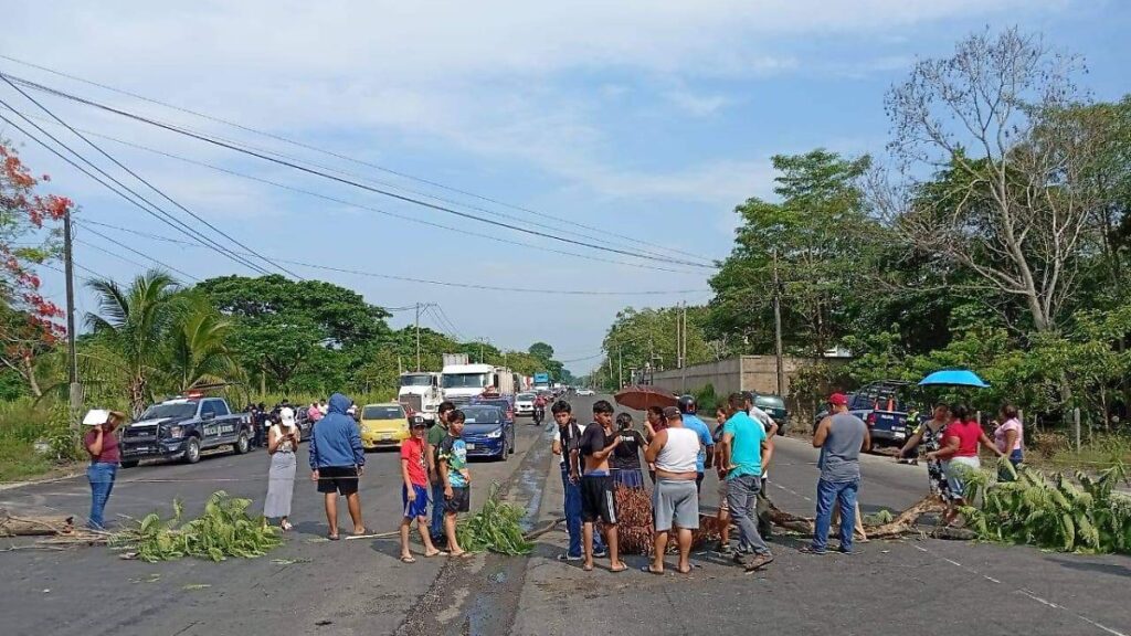 Bloquean vía corta Cunduacán–Comalcalco por demanda de pasos peatonales