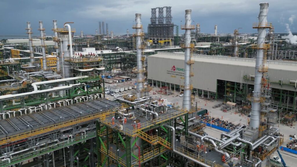 Mantiene refinería de Dos Bocas producción destacada de petrolíferos