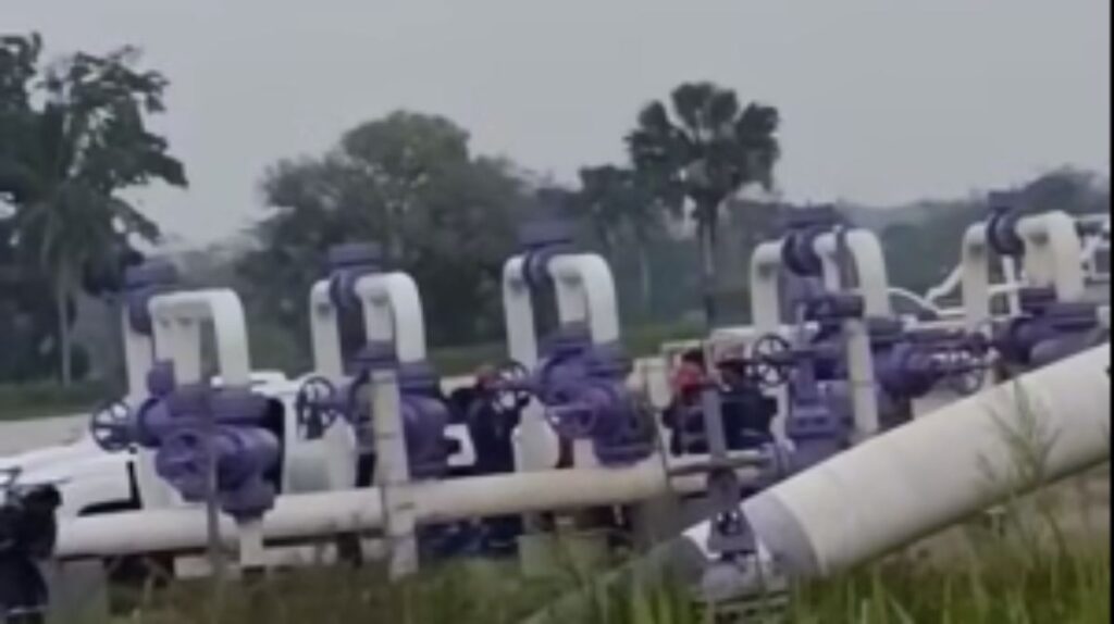 Vecinos de Comalcalco alertan por fuga de gas de un ducto