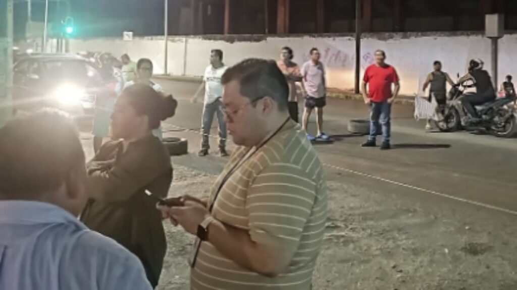 Bloquean 27 de Febrero por apagón en El Espejo