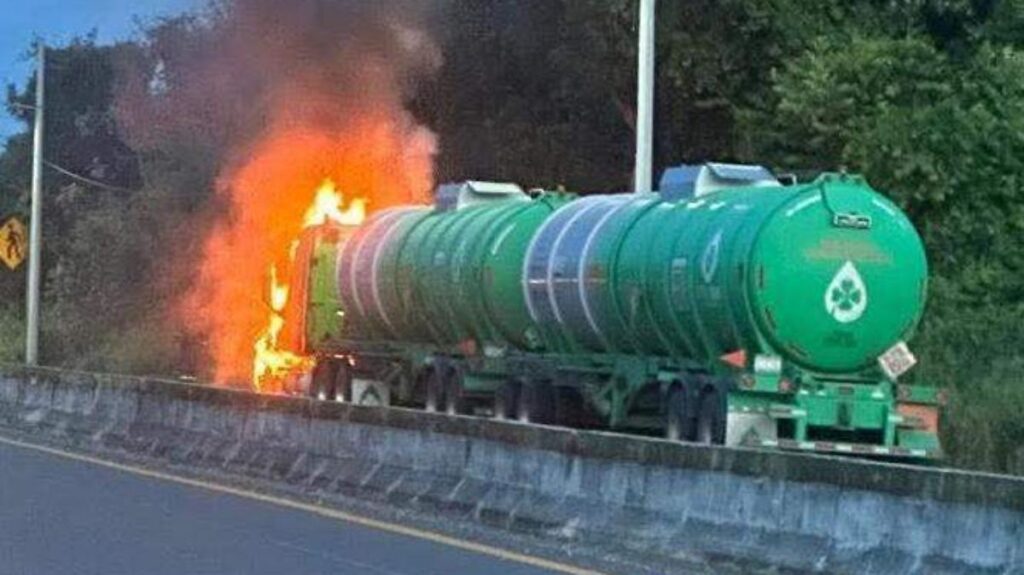 Arde pipa cerca de gasera en Paraíso; moviliza cuerpos de emergencia