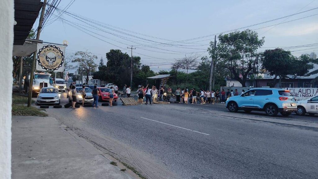 Vecinos de Casa Blanca mantienen bloqueo por más de 24 horas sin luz