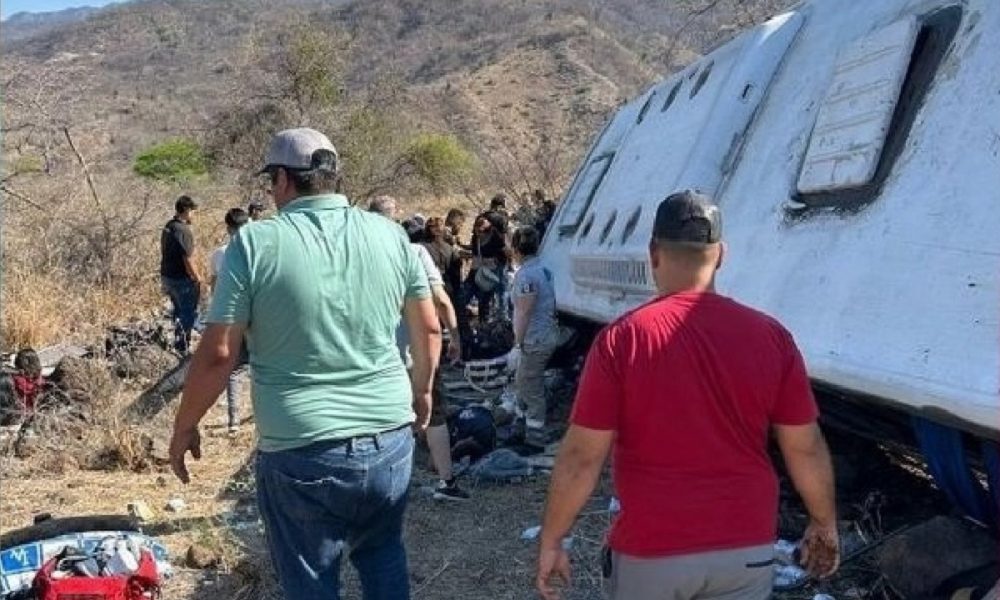 Vuelca camión de pasajeros en Nayarit; reportan 9 fallecidos y 45 lesionados