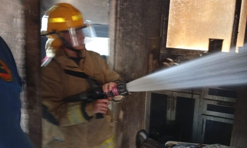 Controlan incendio en vivienda del fraccionamiento Villa El Cielo