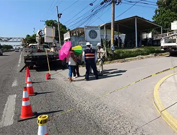 Con bloqueo de vías y retención de un trabajador habitantes de Ocuiltzapotlán protestaron por fallas en el servicio eléctrico