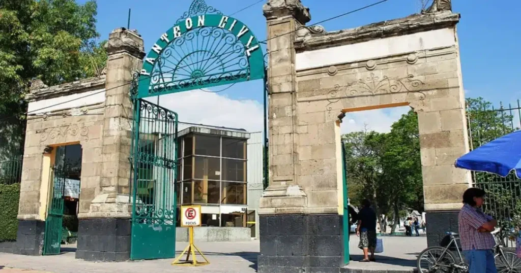 Panteón Civil de Dolores, el cementerio más grande e histórico de México
