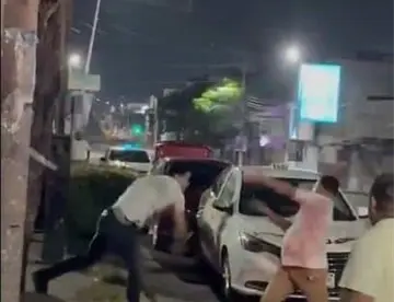 ¡A cinturonazos! Captan pelea entre taxistas y extranjeros en Villahermosa