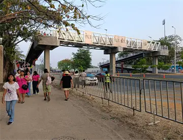 Instalan vallas metálicas sobre boulevard Bicentenario para que ciudadanos usen puente peatonal
