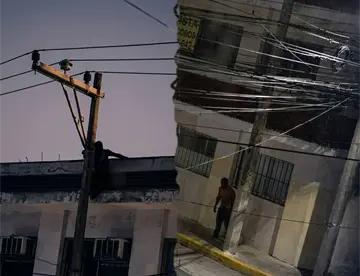 Sujeto deja sin luz a vecinos al descender de edificio desde el poste en el Centro de Villahermosa