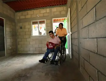 Entrega gobierno estatal 100 viviendas en Centro