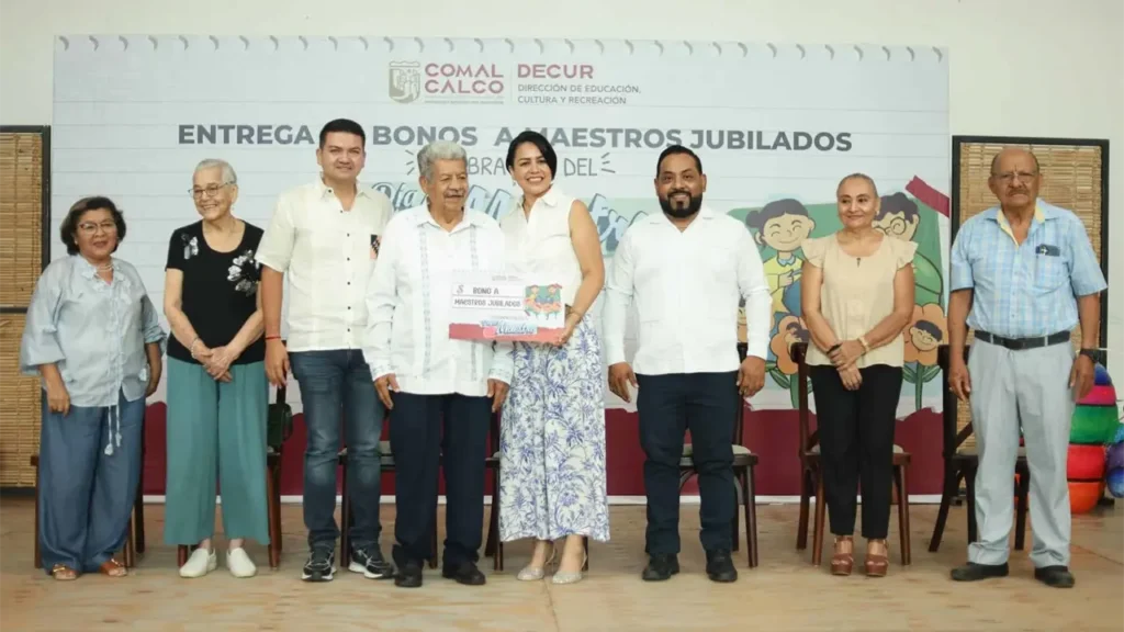Comalcalco reconoce la trayectoria y compromiso de maestras y maestros jubilados