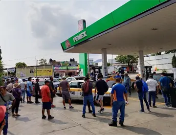 Integrantes de la CNTE liberan gasolineras en Tuxtla Gutiérrez, Chiapas; entregan combustible gratis